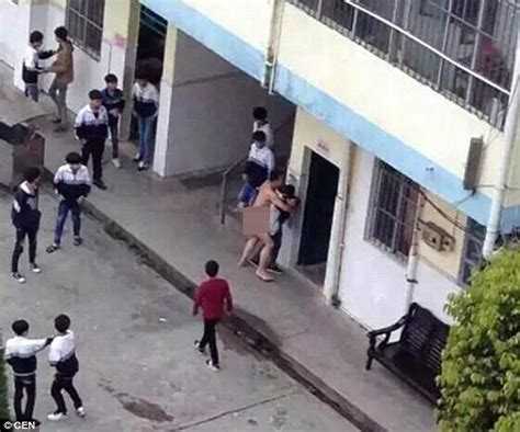 全裸教師が学校内で女子生徒を襲う決定的瞬間＜画像＞現場写真がネットで公開され市民震撼－中国 まにゅそく 2chまとめニュース速報vip