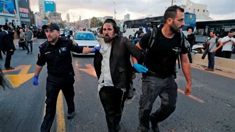 dozens arrested as hundreds of ultra orthodox jews oppose conscription sbs news