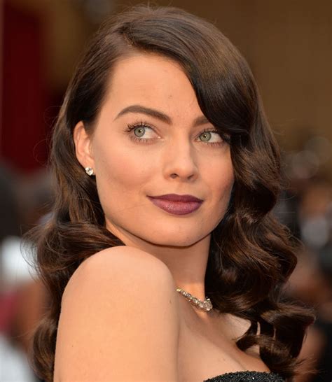 Oh Look Margot Robbie Brought Her New Brown Hair To The Oscars