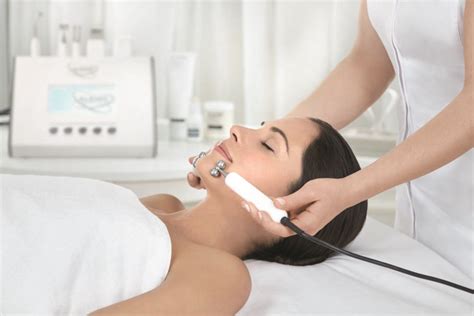 The galvanic current produces predictable electrochemical and physiological effects at the site of application. Galvanic Rollers_Treatment - Eforea Spa