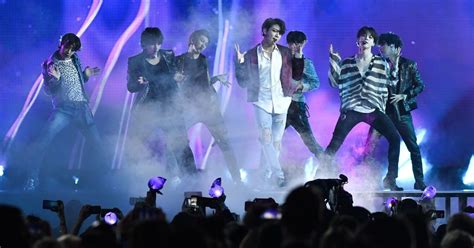 On The Charts Bts Become First K Pop Act To Reach Number One Hip Hop