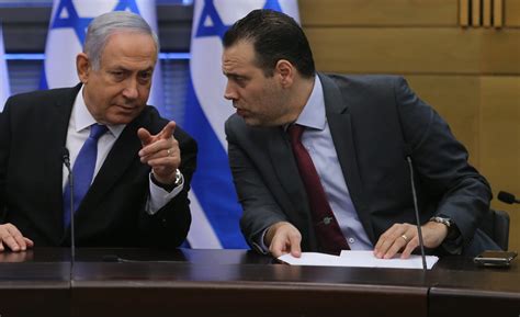זוהר נבחר לכנסת ולבקשת ראש הממשלה, בנימין נתניהו , הוביל את חוק התפזרות. שאלתם למה נתניהו לא יכול להמשיך? הנה התשובה