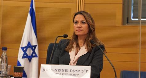 במקביל, במהלך עצמאי מפתיע, כחלון מינה אישה ראויה מאין כמוהה, חברת הכנסת יפעת שאשא ביטון שעל פי הרי התגובות ברשתות החברתיות, ידועה בנגיעתה באזרחים, בעזרה ועבודה רבת. ח"כ שאשא ביטון הצטרפה למפלגתו של גדעון סער - 0404