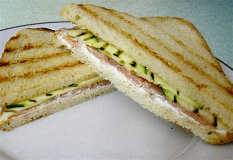 I tramezzini di carne sono un'idea molto sfiziosa per portare in tavola un piatto che cattura subito l'attenzione dei bambini. Ricetta Tramezzino salmone e zucchine - La ricetta di ...