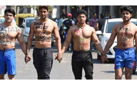 یہ مرد نیم برہنہ حالت میں کس چیز پر احتجاج کررہے ہیں؟ حقیقت جان کر مرد تو کیا خواتین بھی حیران رہ