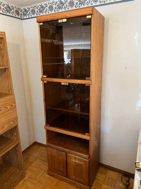 Lot 102 Lighted Oak Display Cabinet W Glass Doors Adam S Northwest Estate Sales And Auctions