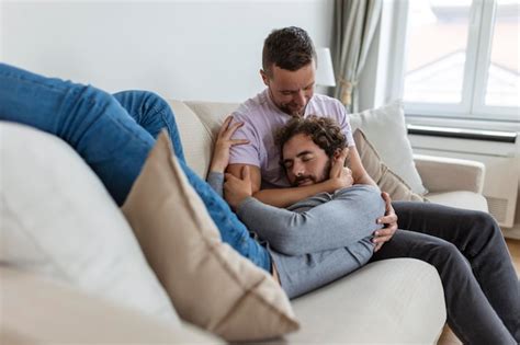 Dois Jovens Casais Gays Lgbtq Namorando Apaixonados Abra Ando Desfrutando De Um Momento Ntimo E