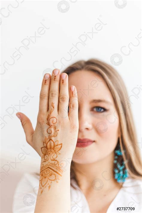 Chica De Apariencia Europea Henna Dibujo En Las Manos Chica Foto De