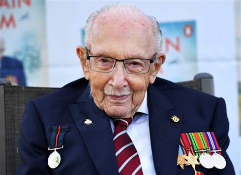Uks Record Breaking Fundraiser Captain Tom Moore Dies Aged 100