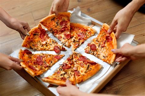 Pelik Pizza Bentuk Bulat Tapi Kenapa Kotaknya Berbentuk Petak Ini