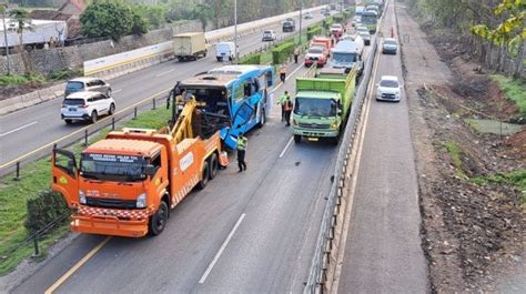 Kecelakaan Beruntun Di Tol Tangerang Merak Libatkan Bus Penuh