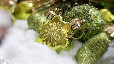 Download Wallpaper 3840x2160 Christmas Decorations Glitter Bokeh