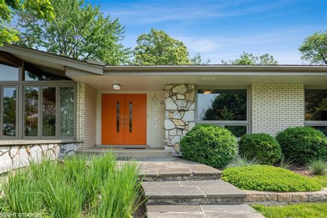 A 1960s Home In Chicago Is Midcentury Inside And Out Mid Century Home