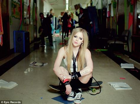Heres To Never Growing Up Avril Lavigne Hasnt Aged A Day As She