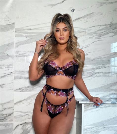 Belle Hassan Shows Off Her Sexy Body In Lingerie Photos The