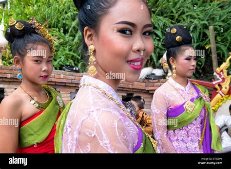 Asia Thailand Chiang Mai Wat Doi Suthep Young Thai Girls Wearing Traditional Costume Stock
