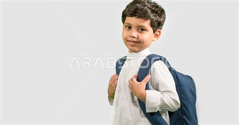 بورتريه لطالب مدرسي عربي خليجي سعودي يرتدي حقيبة ظهر مدرسية، ارتداء الزي المدرسي التقليدي
