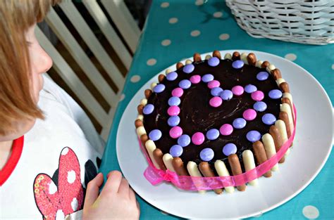 But mother's day doesn't have to mean the same old cards or flowers that will only last a couple of days. An Easy Mother's Day Cake - Stressy Mummy