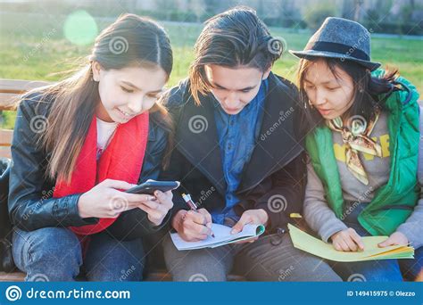 Grupo De Alumnos Adolescentes Asi Ticos De Los Estudiantes Que Se