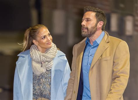 Jennifer Lopez Shows Off Ring Announces Engagement To Ben Affleck