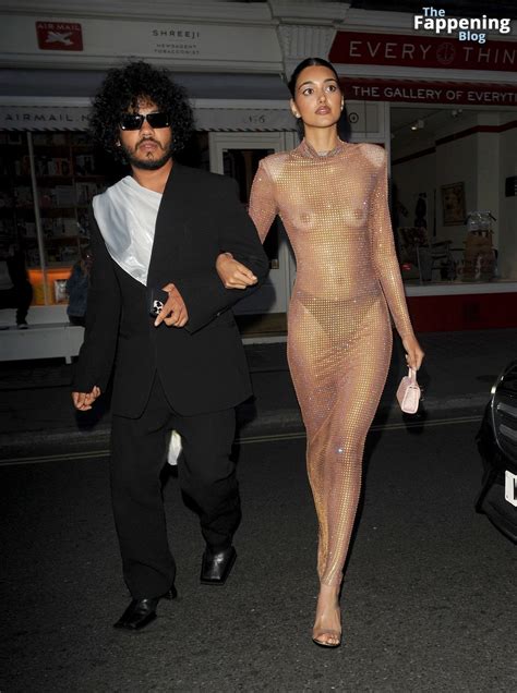 尼拉姆吉尔 Neelam Gill 穿着透视连衣裙展示她的裸体乳房