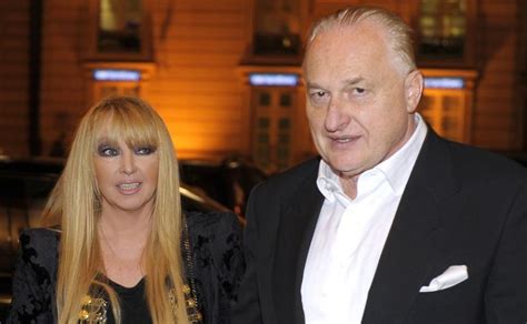 Pierwszą damę polskiej piosenki i biznesmena andrzej dużyńskiego wyswatała sama agnieszka osiecka. Maryla Rodowicz marzy o ślubie. Na przeszkodzi stoi ...