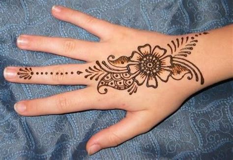 Gambar henna sendiri ternyata sudah dikenal oleh manusia sejak sekitar 5000 tahun yang lalu dan berasal dari negara india. 10 Desain Gambar Henna Sederhana
