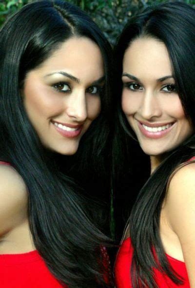 Identical Twins Made Their Debut On Smackdown Bella Twins Nikki And Brie Bella Brie Bella