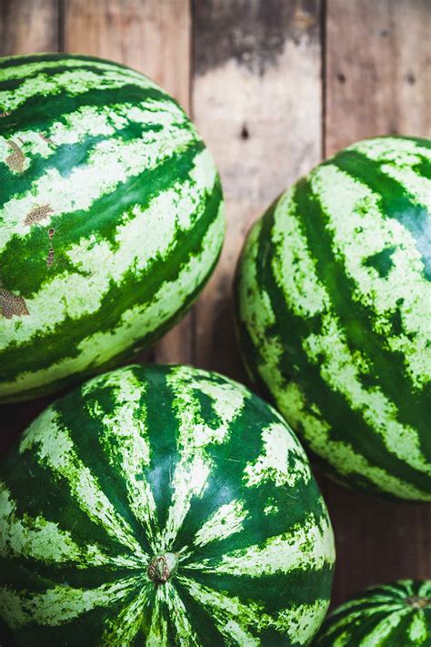 Try as you might, it's impossible to tell what the inside of a watermelon looks like without cutting into it. How to Tell if a Watermelon is Perfectly Ripe | Leite's ...