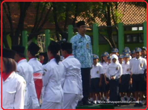 Pasukan pengibar bendera (paskibra) smkn 4 padang memasuki lapangan upacara 2. Susunan Acara Upacara Bendera sesuai Permendikbud 22 Tahun ...