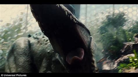 Jurassic World Trailer Shows Chris Pratt Fight Genetically Modified