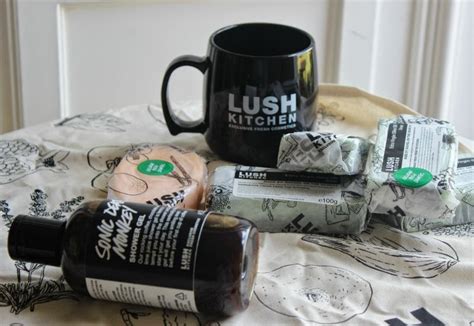 The yummy mummy shower jellies ingredients include fresh strawberry infusion, geranium, brazilian orange and tonka. The Lush Kitchen | The Sunday Girl