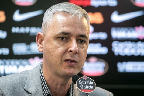 Tiago retzlaff nunes, mais conhecido apenas como tiago nunes (santa maria, 15 de fevereiro de 1980), é um treinador de futebol brasileiro. Tiago Nunes na coletiva de imprensa de apresentação como ...