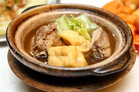 Their bkt is served in a claypot bowl, ensuring that its taste and texture remains throughout the course of the meal. Kepong Lim Kee Bak Kut Teh @ Taman Kepong - VKEONG