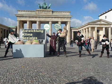 Hotele w berlin w pobliżu robin hood spielplatz. Robin-Hood-Steuer | 15.9.2010 in Berlin - Protestaktion ...