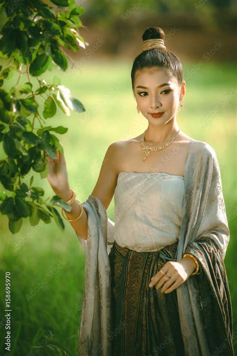 Beautiful Thai Girl In Thai Traditional Costume Foto De Stock Adobe Stock