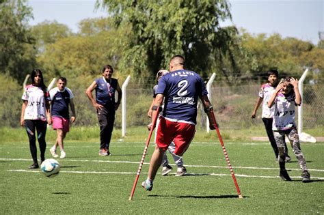 Estos juegos populares, tradicionales, lúdicos, paradójicos contienen los matices lúdicos que poseen otras clases de juegos: | Se desarrolló un encuentro de fútbol adaptado en "El Ave ...