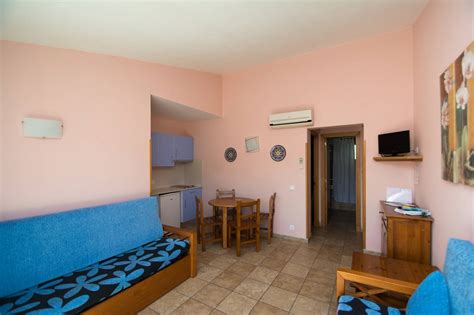 Si decides alojarte en apartaments galdana gardens de ciudadela de menorca, estarás cerca de la playa y a menos de 10 minutos en coche de playa de cala mitjana y cala galnada beach. Apartamentos Galdana Gardens (Menorca) económicos junto a ...