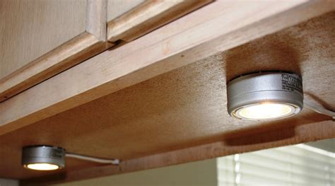 Son la opción más novedosa y, decorativamente hablando, son muy vistosas y divertidas. Installing under-cabinet lighting | Pro Construction Guide