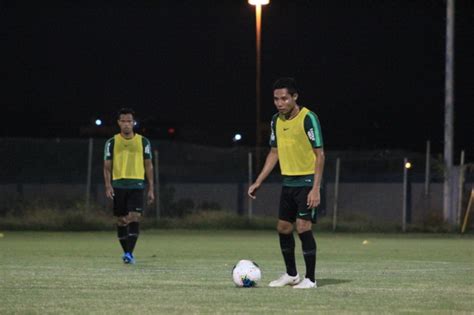 Khusus untuk pertandingan kali ini, panitia lokal dari pssi asprov jawa timur menambah jumlah tiket yang dijual. Timnas Indonesia U-22 vs Vietnam, Duel Ketat Para Pemain ...