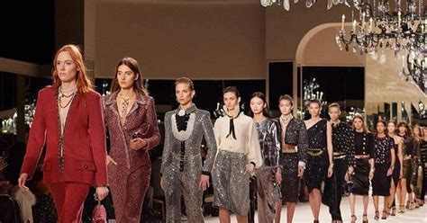 أيقونة الفوازير #شريهان نجمة الاستعراض #sherihan #coco_chanel و جديدها في عالم الفن و العودة مع مسرحية كوكو شانيل.#محمد_الحلو #ياسر_عبد_الرحمن. عرض أزياء في منزل Coco Chanel | ET بالعربي