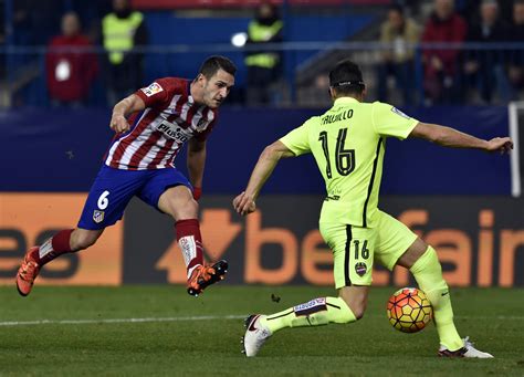 تغلب برشلونة بسهولة على مضيفه غرناطة بأربعة أهداف دون رد، في المواجهة التي أقيمت على ملعب نويفو لوس كارمينيس، ضمن منافسات الجولة الثامنة. أتلتيكو مدريد ينتزع صدارة الليغا من برشلونة - RT Arabic