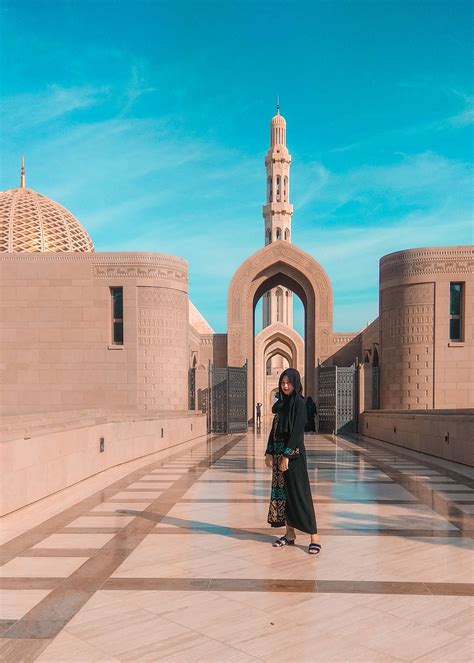 8 Potret Sultan Qaboos Grand Mosque Masjid Mewah Di Timur Tengah