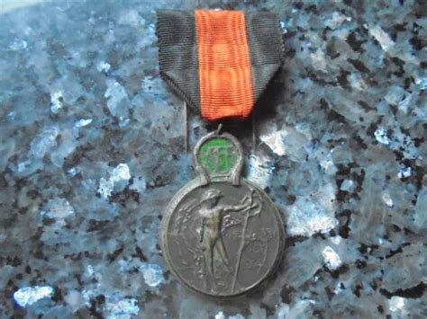 Belle Medaille Militaire Belge Ww Medaille De L Yser Ruban Noir Et