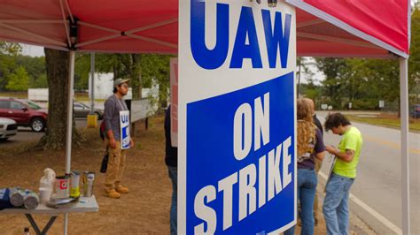 Gm Uaw Reach Tentative Deal Ending Six Week Autoworkers Strike