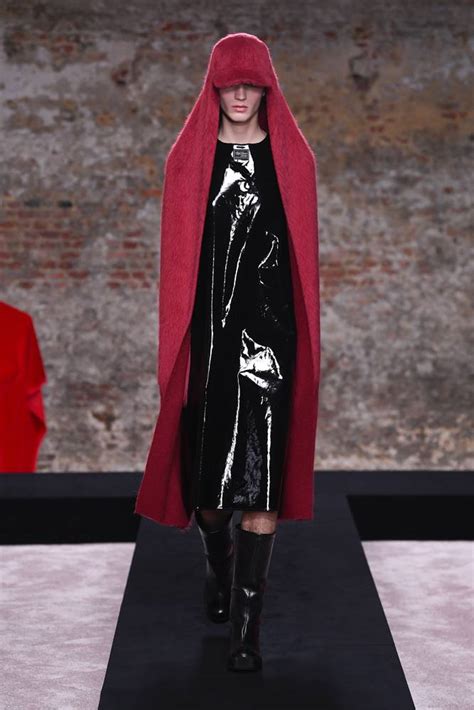 Le Défilé Raf Simons Femme Automne Hiver 2022 2023