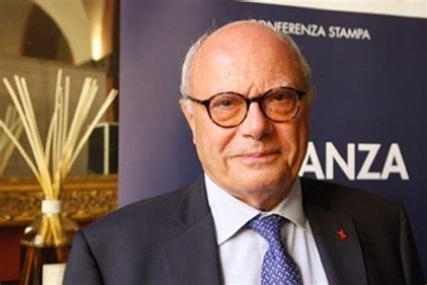 How to say massimo galli in english? Galli icona di sinistra? Parlano Il prof. Galli e il dott ...