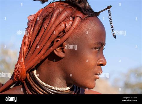 Junge Himba Frauen Fotos Und Bildmaterial In Hoher Auflösung Alamy