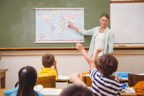 Premium Photo Teacher Giving A Geography Lesson In Classroom
