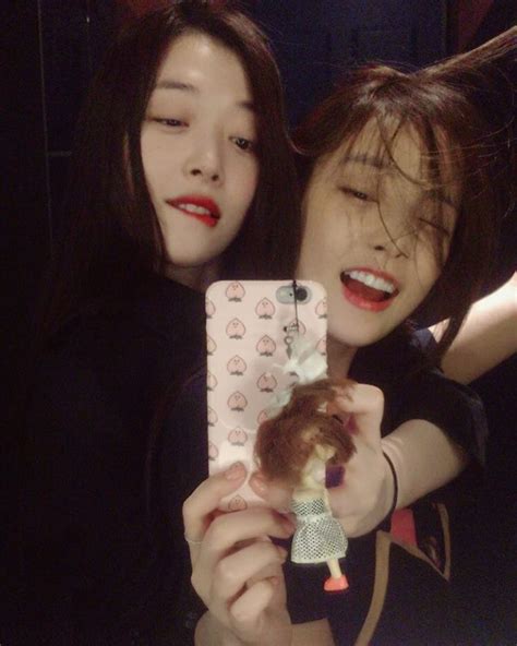 Check out sulli and hara lock lips on live broadcast help us reach 100000 subs: Choi Sulli snap cute and playful pictures with Goo Hara ...